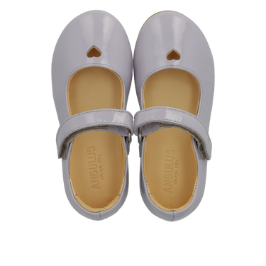 Ballerina mit ausgeschnittenen Herzmotiv