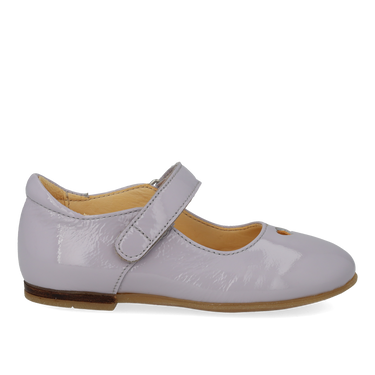 Ballerina mit ausgeschnittenen Herzmotiv