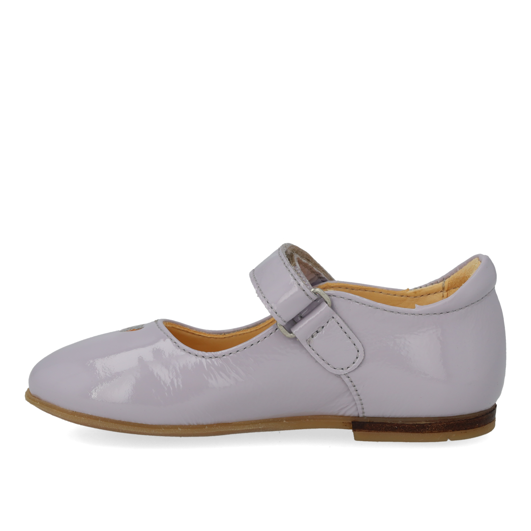 Ballerina mit ausgestanztem Herzmotiv