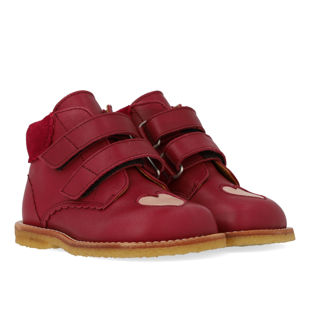 anfängerschuhe mit ausgestanztem kontrastherz