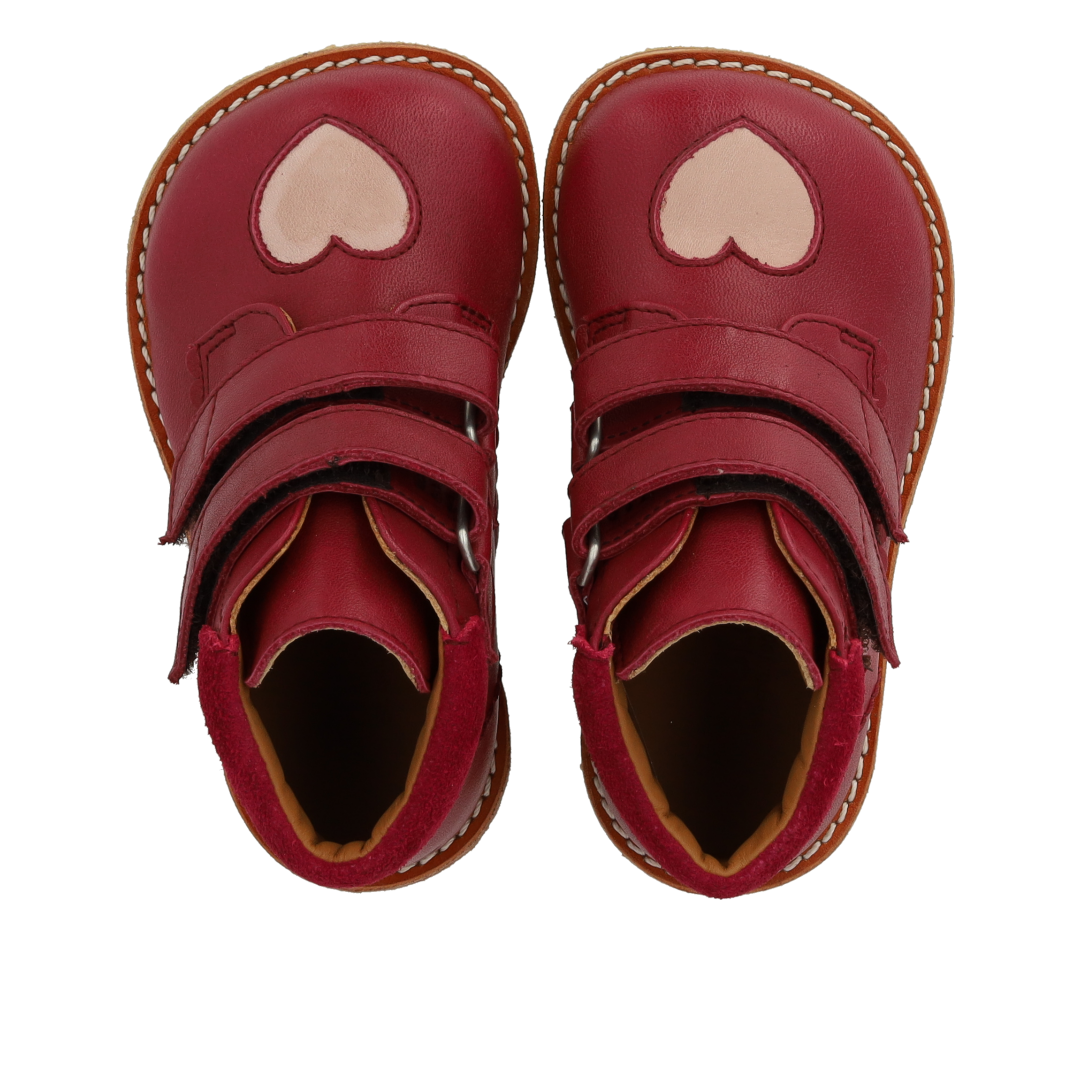 anfängerschuhe mit ausgestanztem kontrastherz