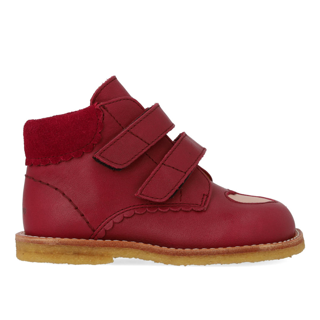 anfängerschuhe mit ausgestanztem kontrastherz
