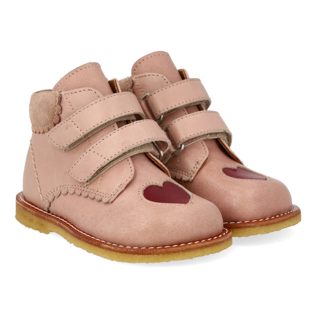 Anfängerschuhe mit ausgestanztem Kontrastherz