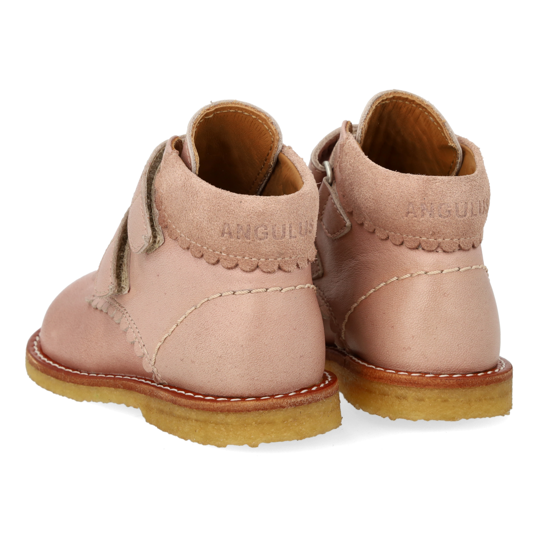 Anfängerschuhe mit ausgestanztem Kontrastherz