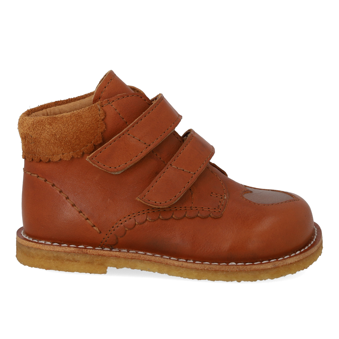 Anfängerschuhe mit ausgestanztem Kontrastherz
