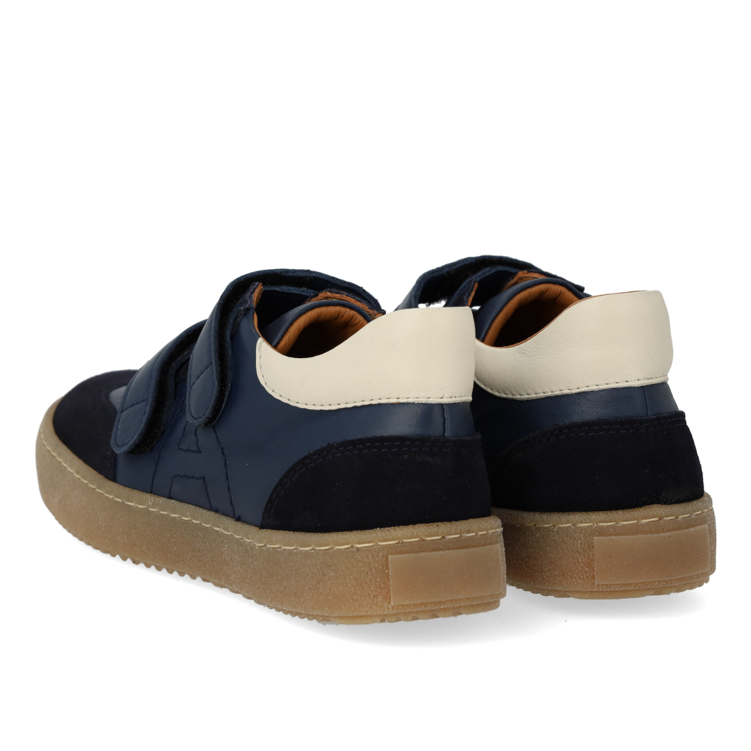 Sneaker im Court-Stil