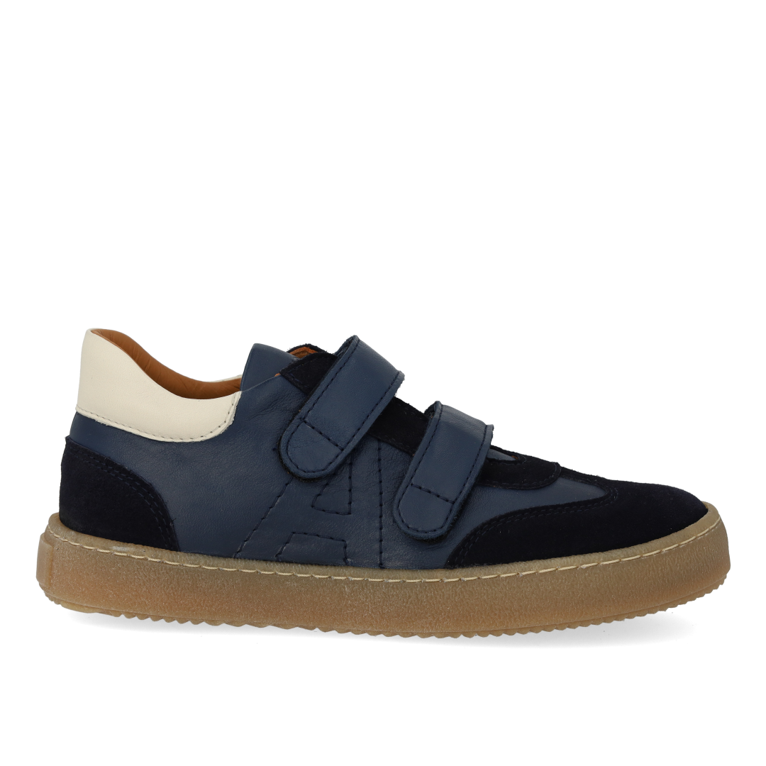Sneaker im Court-Stil