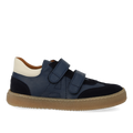 Sneaker im Court-Stil