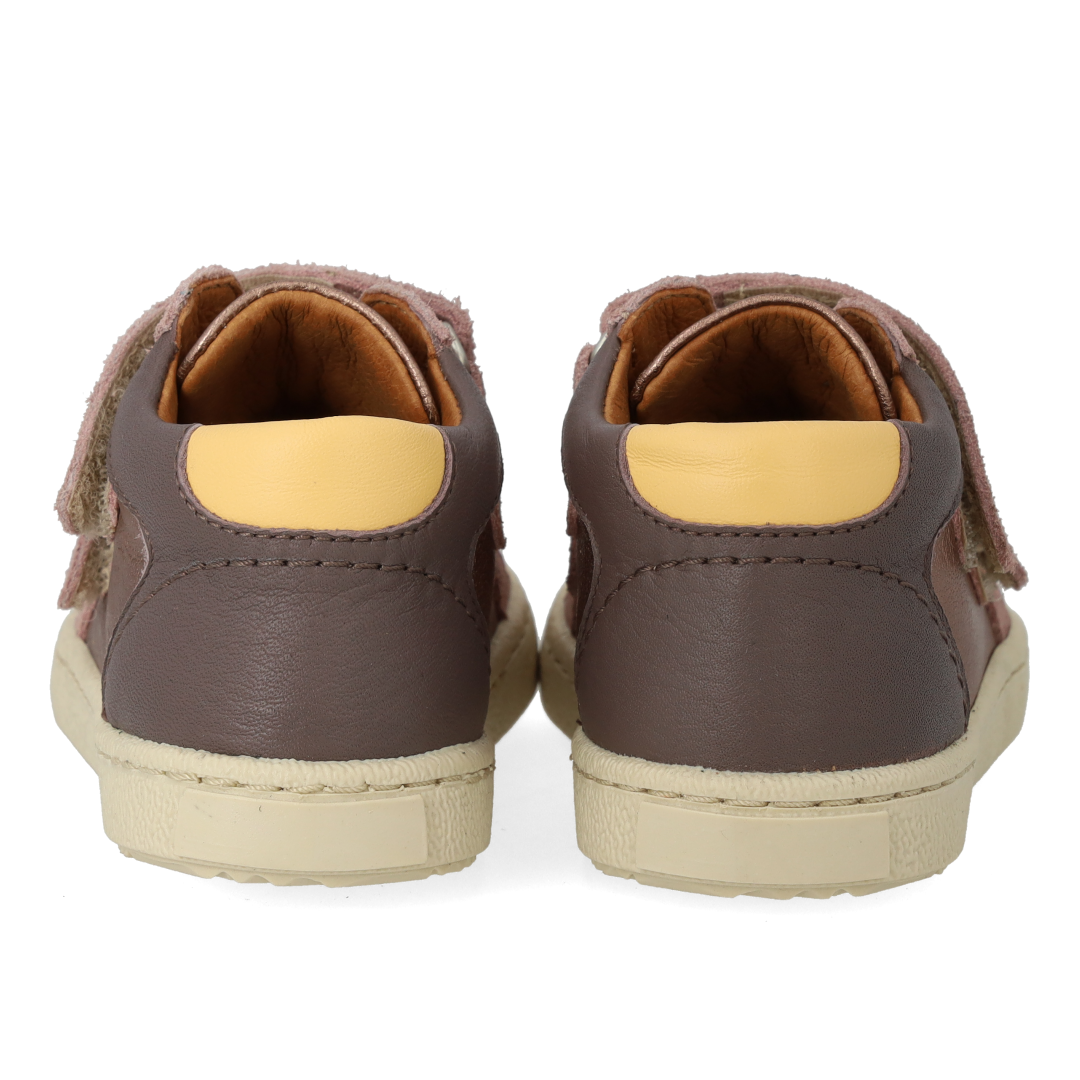 Mittelhoher Sneaker