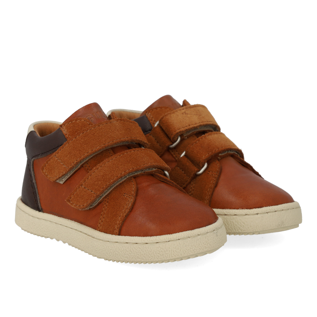 Mittelhoher Sneaker
