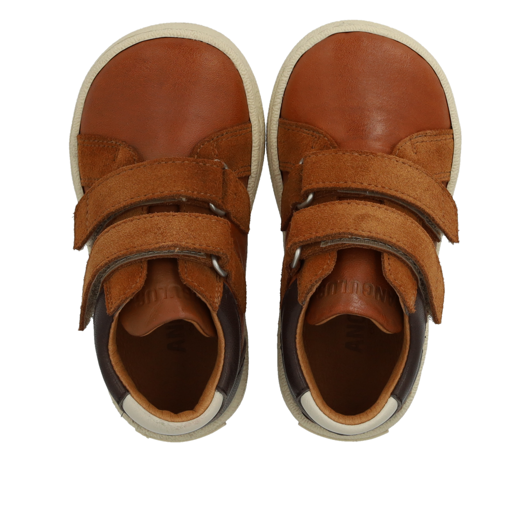 Mittelhoher Sneaker