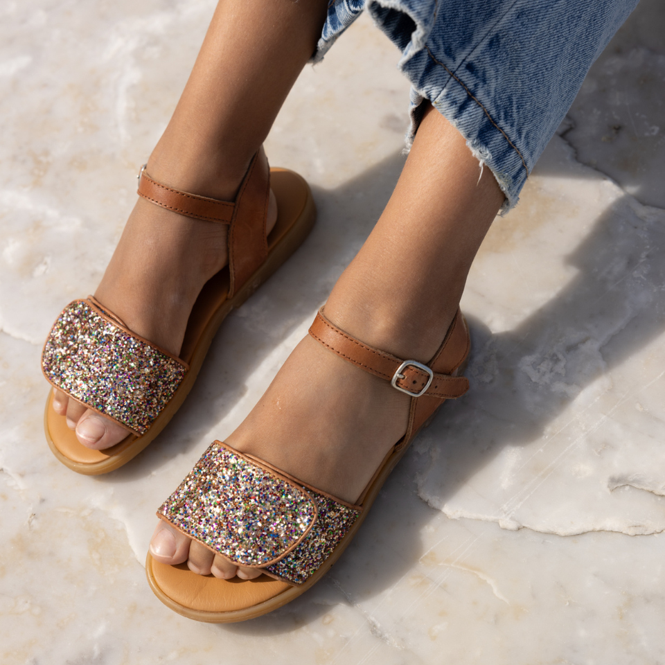 Glitzersandale mit Schnalle und Klettverschluss