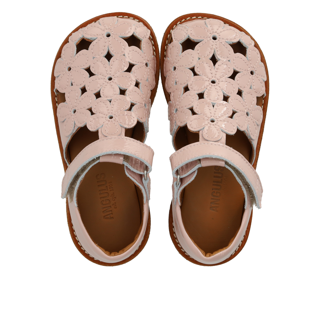 Sandale mit geschlossener Spitze und Blumendetails