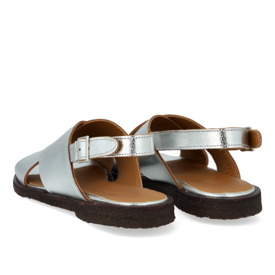 Klassische Sandale mit Kreuzriemen