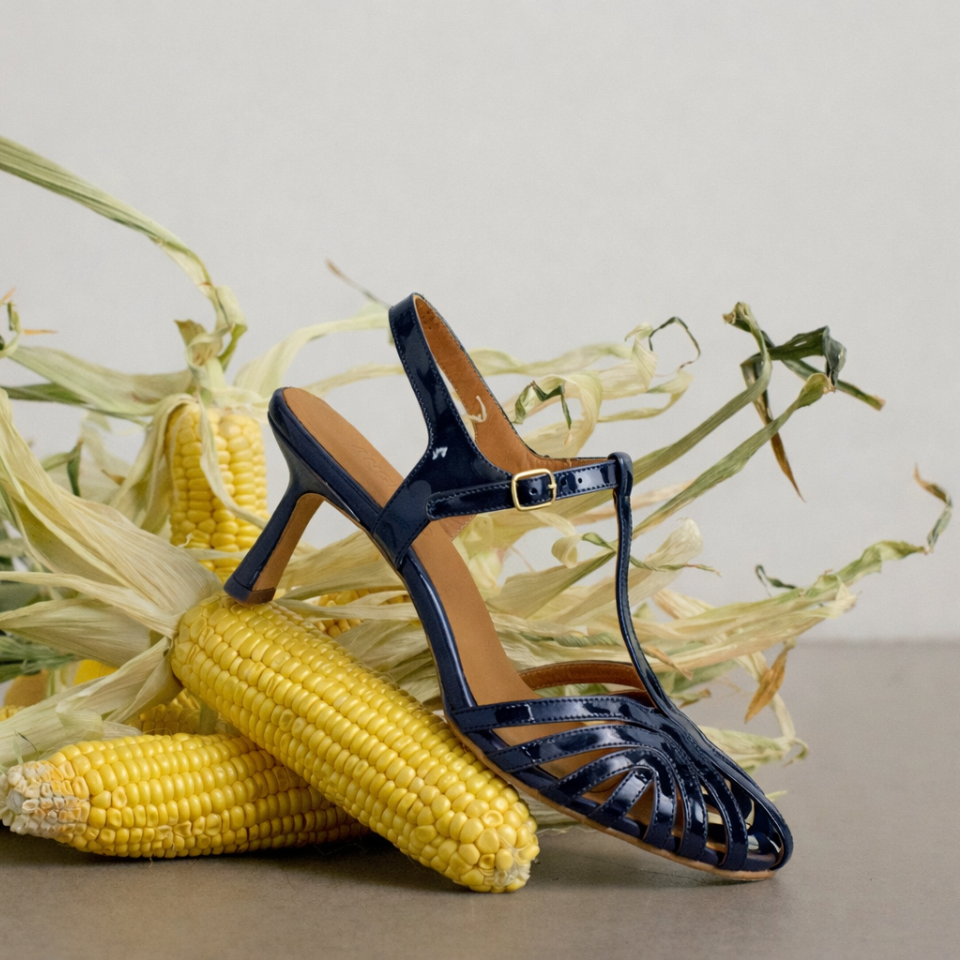 Sandalette mit hohem Absatz und schönem organischem Frontdetail