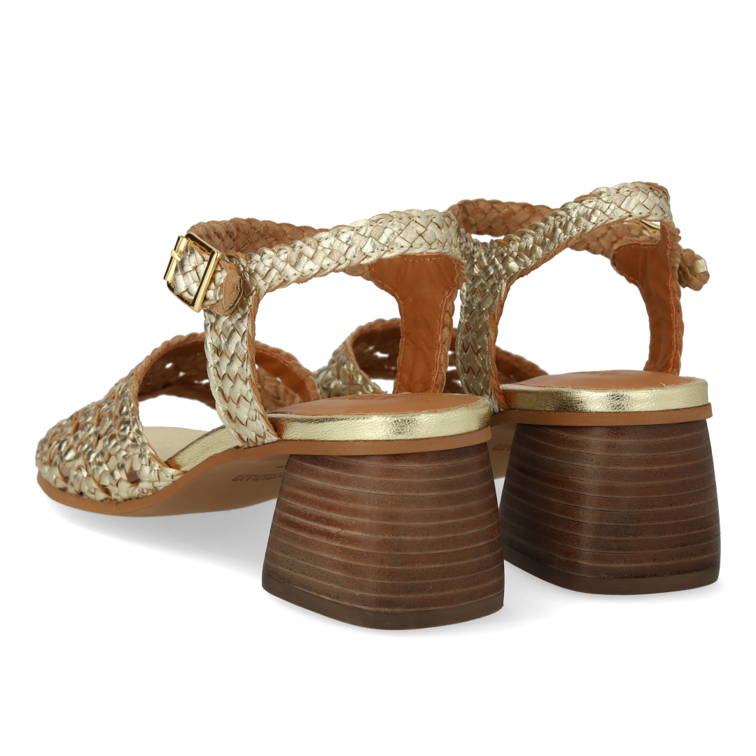 Handgeflochtene Sandale mit skulpturalem Absatz