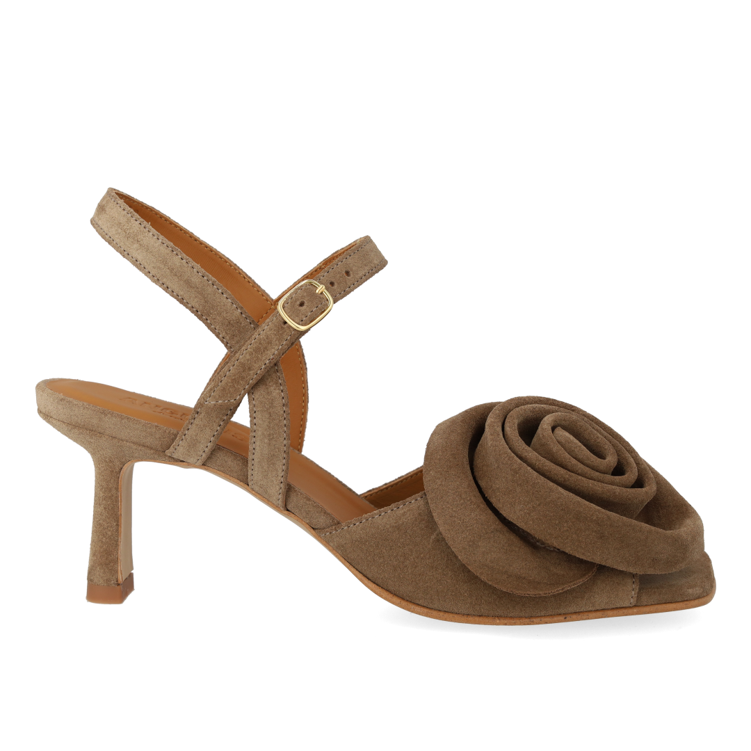 Hochhackige Sandale mit voluminöser Rosenapplikation