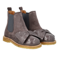Chelsea-Stiefel mit Lackkappe und Schleife