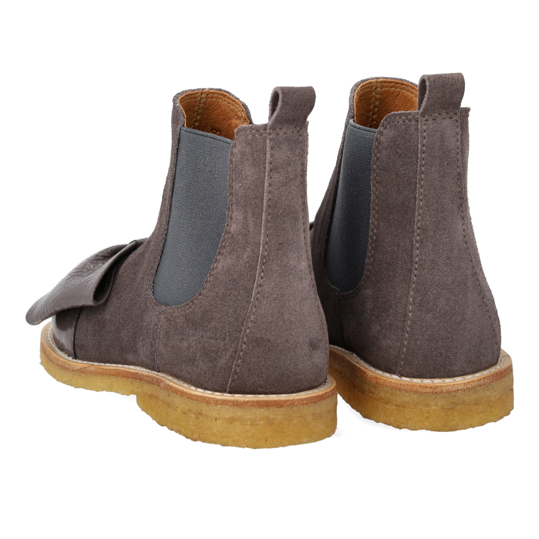 Chelsea-Stiefel mit Lackkappe und Schleife
