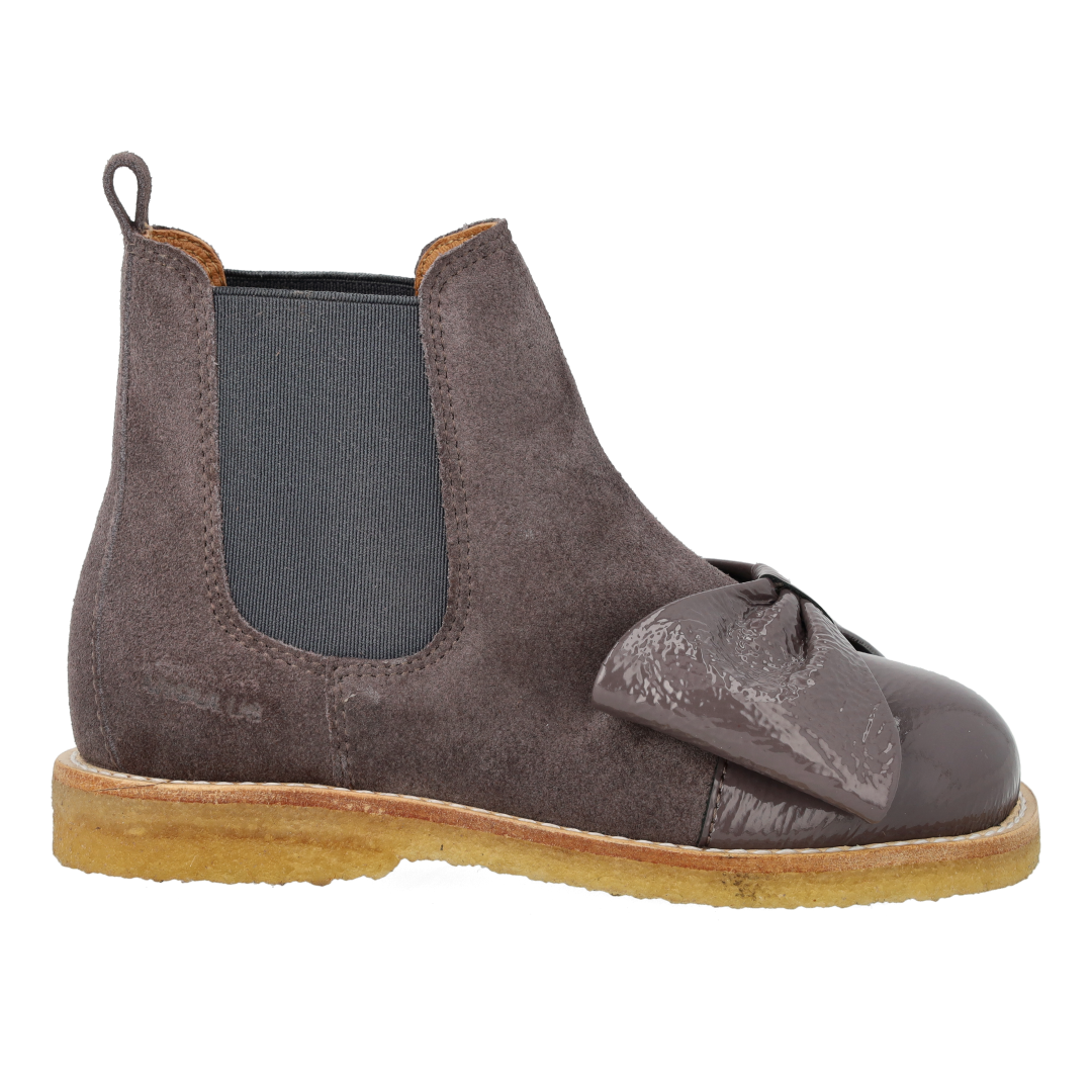 Chelsea-Stiefel mit Lackkappe und Schleife
