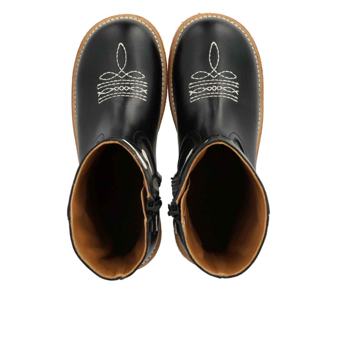 Cowboystiefel mit bestickten Herzen