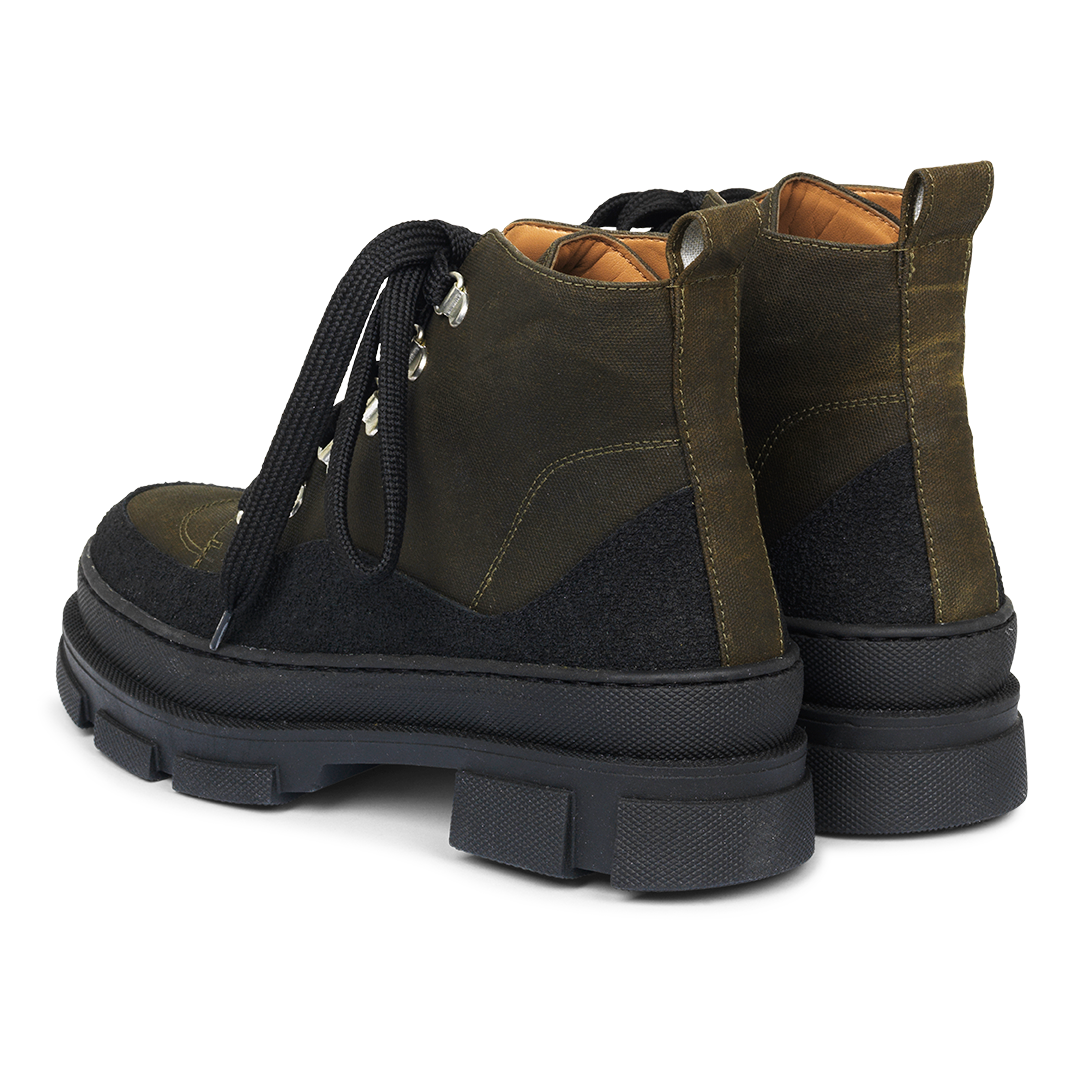 Schnürstiefel