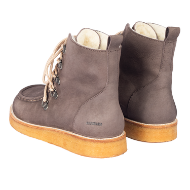 Stiefel mit Wollfutter und weiter Passform