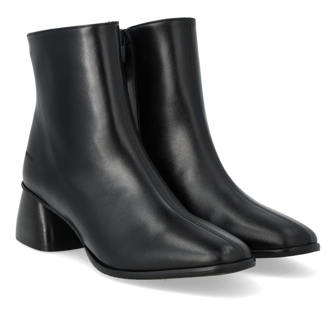 Stiefelette mit skulpturalem schwarzen Holzabsatz