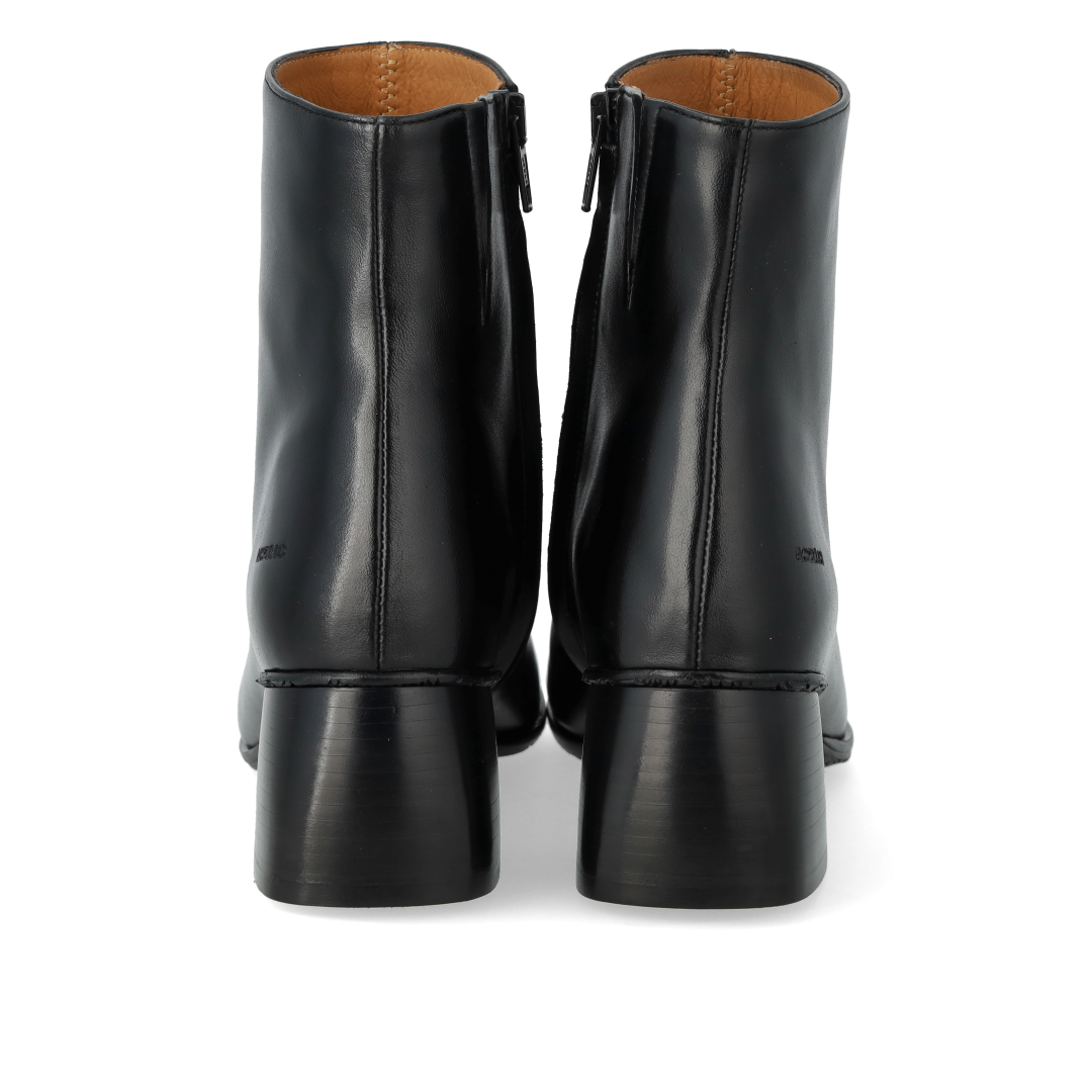 Stiefelette mit skulpturalem schwarzen Holzabsatz