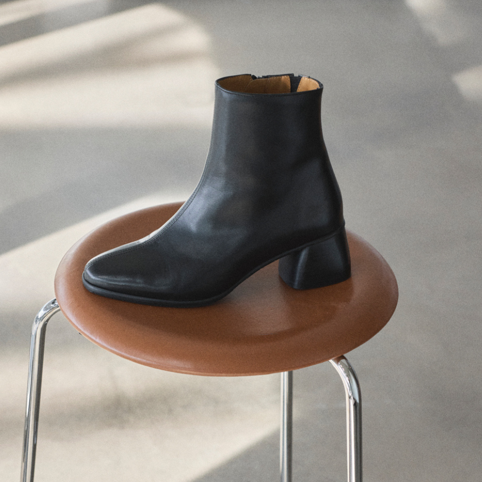 Stiefelette mit skulpturalem schwarzen Holzabsatz