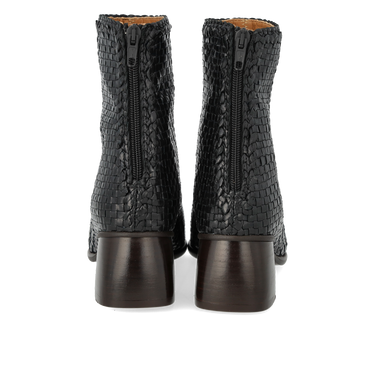 Handgeflochtener Stiefel mit skulpturalem Absatz
