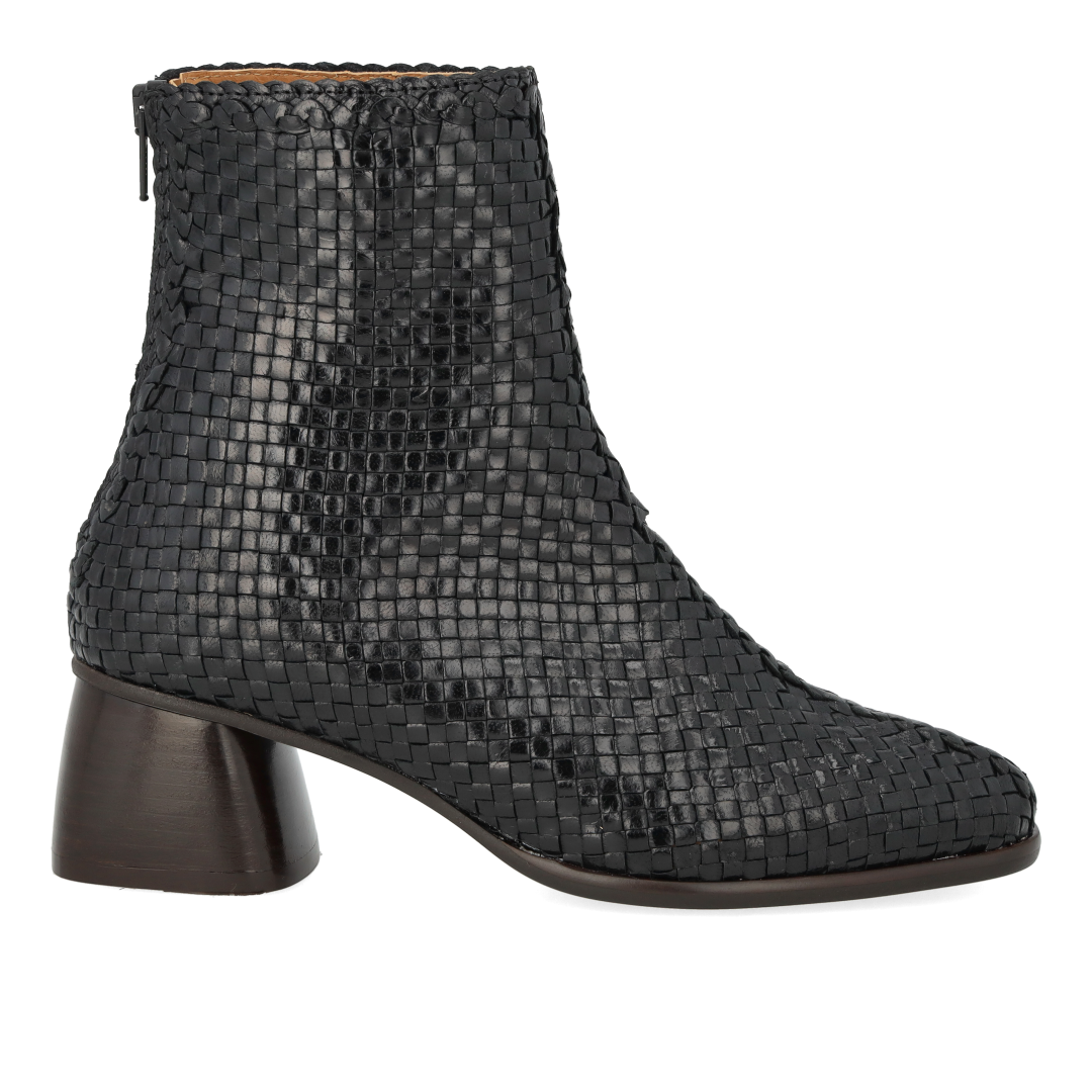 Handgeflochtene Lederstiefelette mit skulpturalem Blockabsatz