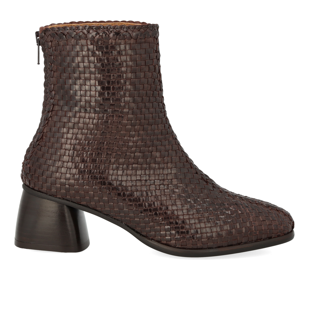Handgeflochtene Lederstiefelette mit skulpturalem Blockabsatz