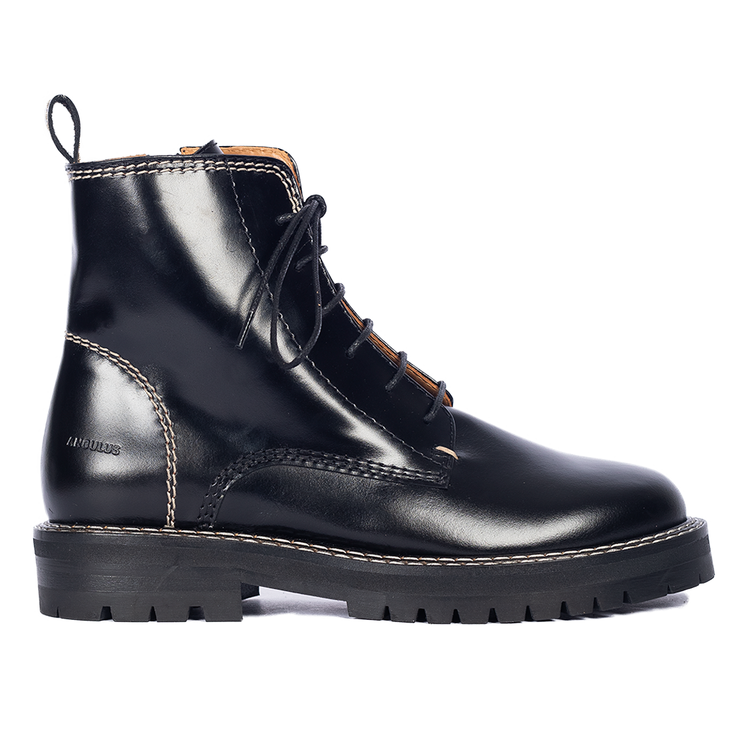 Schnürstiefel mit dekorativen Kontrastnähten