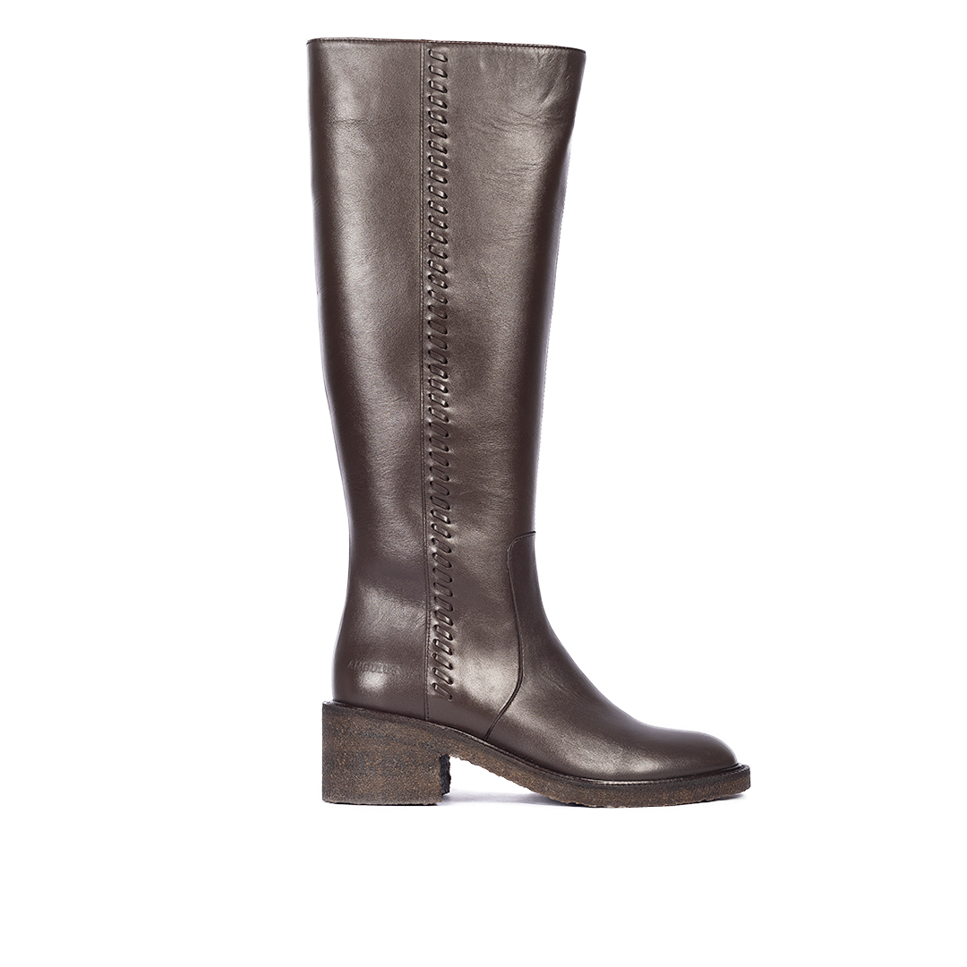 Stiefel mit langem Schaft und geflochtenen Ziernähten