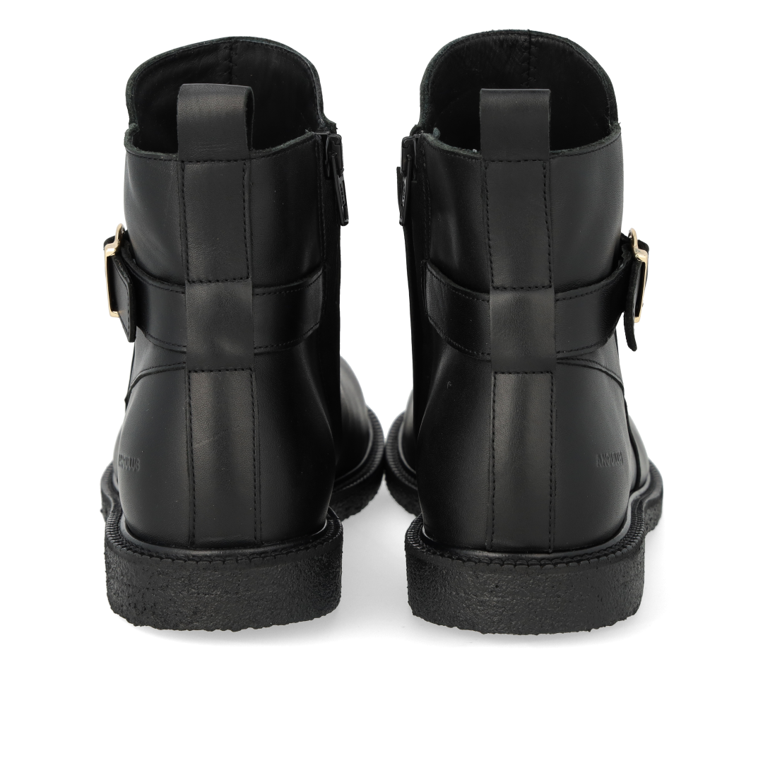 Stiefel mit Schnallendetail