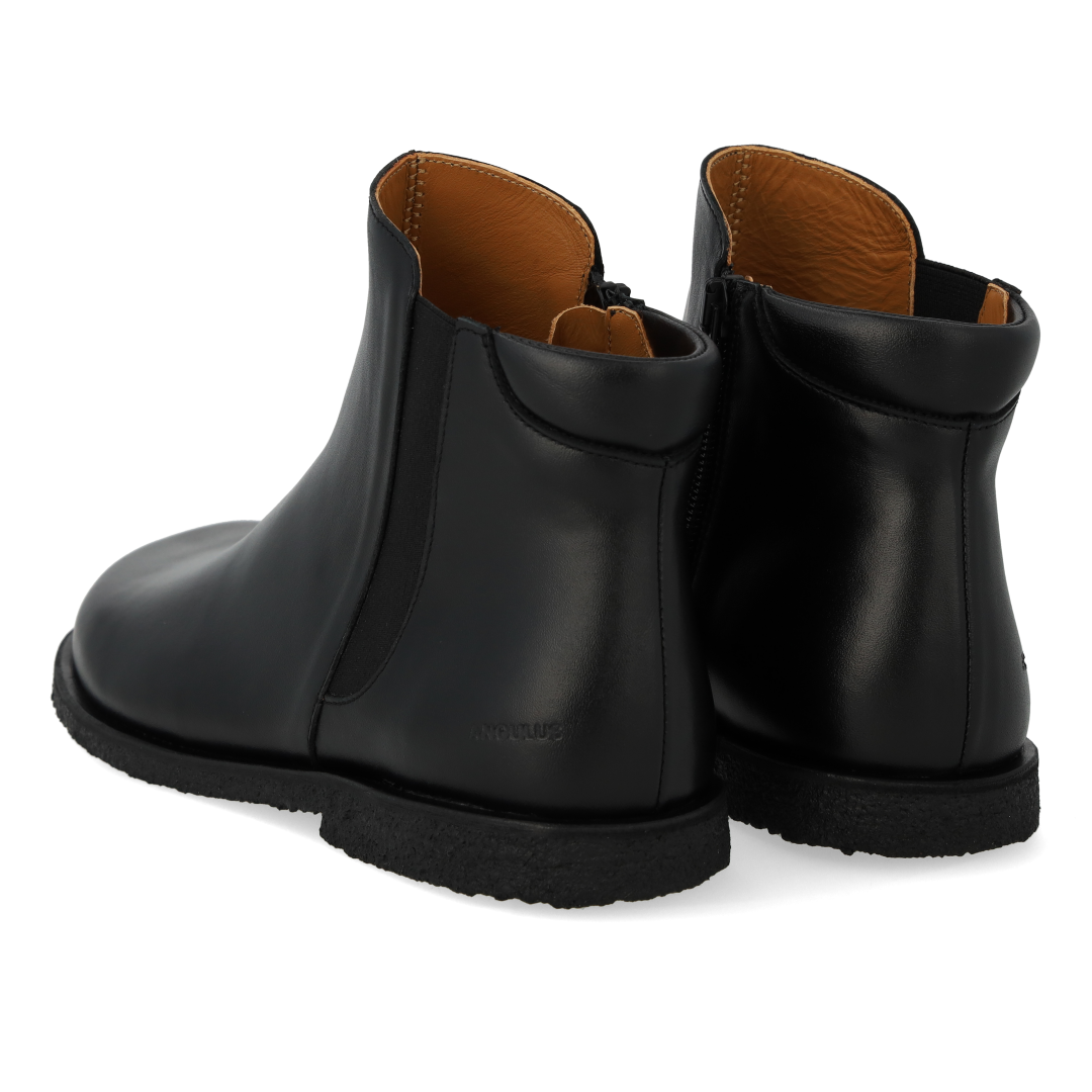 Stiefel mit niedrigem Schaft und weiter Passform