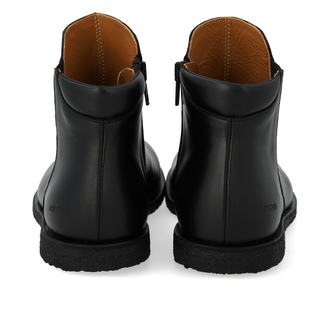 Stiefel mit niedrigem Schaft und weiter Passform