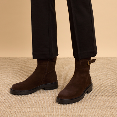 Stiefel mit dekorativer Schnalle