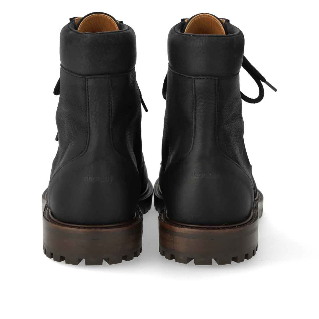 Schnürstiefel