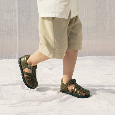 Sandal mit verstellebarem klettverschluss